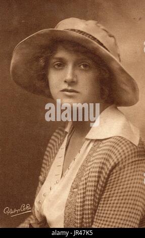 Miss Gladys Cooper, Edwardian Schauspielerin.  Dame Gladys Constance Cooper DBE (18. Dezember 1888, 17. November 1971) eine englische Schauspielerin mit einer Karriere über sieben Jahrzehnte auf der Bühne, Film und TV.  Sie begann auf der Bühne als Teenager im Edwardian Musical Comedy und Pantomime, sie war Darsteller in dramatischen Rollen und Stummfilme vor Beginn des ersten Weltkrieges. Sie wurde auch ein Manager von Playhouse Theatre von 1917 bis 1933, wo sie viele Rollen gespielt.  In den 1930er Jahren war sie im West End und am Broadway spielte. Stockfoto