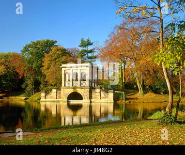 Ein Herbst Blick auf das Bootshaus in Birkenhead Park, Wirral, England Stockfoto