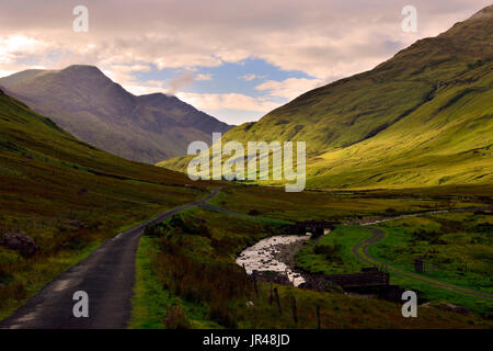 Ein Abend der Sheeffry Hills, Connemara, wie die Einstellung, die Sonne wirft lange Schatten auf die Landschaft Stockfoto