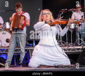 Eliza Carthy und die eigensinnige Band an WOMAD Festival, Charlton Park, Malmesbury, Wiltshire, England, 30. Juli 2017 Stockfoto