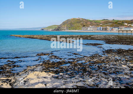 Felsen, bestehend aus lokalen Tonstein und Quarz bei Ebbe zwischen Norden und Süden Strände in Cardigan Bay freigelegt.  Aberystwyth Wales UK Stockfoto