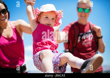 Mutter, Vater und Kind auf eine lustige Wüste wandern Stockfoto