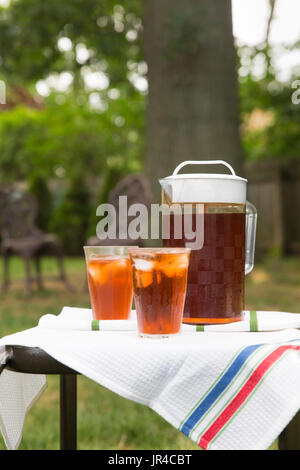 Krug Eistee und ein Glas im Außenbereich Garten Sommer einstellen Stockfoto