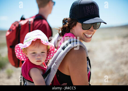 Mutter, Vater und Kind auf eine lustige Wüste wandern Stockfoto