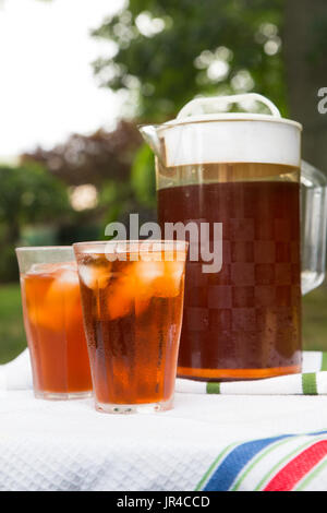 Krug Eistee und ein Glas im Außenbereich Garten Sommer einstellen Stockfoto