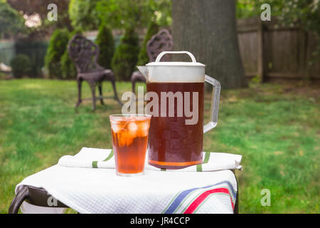 Krug Eistee und ein Glas im Außenbereich Garten Sommer einstellen Stockfoto