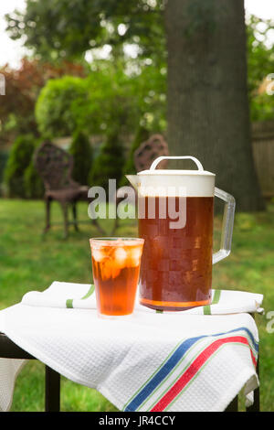 Krug Eistee und ein Glas im Außenbereich Garten Sommer einstellen Stockfoto