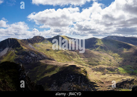 Gebirgsspitzen von Nantlle Ridge von Mynydd Mawr über Nantlle Tal im Gebirge fo Snowdonia National Park gesehen. Rhyd Ddu Gwynedd North Wales UK Stockfoto