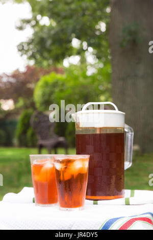 Krug Eistee und ein Glas im Außenbereich Garten Sommer einstellen Stockfoto