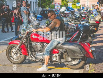 Trient, 22. Juli 2017: Motorradfahrer auf dem Fahrrad während des Treffens. Vintage-Effekt. Stockfoto