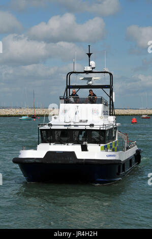 Die Polizei stößt oder Boot in Cowes Hafen oder den Hafen auf der Insel Wight während der cowes week Regatten für Segeln und bootfahren Enthusiasten. Stockfoto