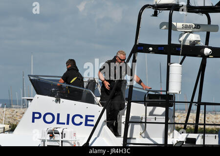 Polizisten bei der Cowes Week auf der Isle Of Wight Polizeiarbeit auf dem Beat und der Polizei auf dem Wasser in einem Polizei-Boot oder Stich Westen starten body protector Stockfoto