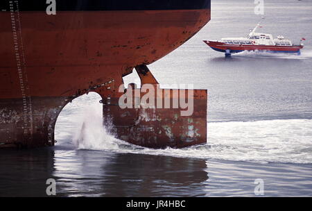 AJAXNETPHOTO. 2. JUNI 1986. SOUTHAMPTON, ENGLAND. -EINES DER GRÖßTEN ÖLTANKER DER WELT ZUM ZEITPUNKT - BURMAH ENDEAVOUR PROPELLER WIRBELT AUF DEM MEER ALS SCHIFF BEKOMMT IM GANGE IN BALLAST. TRAGFLÄCHENBOOT FÄHRE VORBEI IN HINTERGRUND FOTO: JONATHAN EASTLAND/AJAX ZU SCHLIEßEN.  REF: 864223 37 Stockfoto