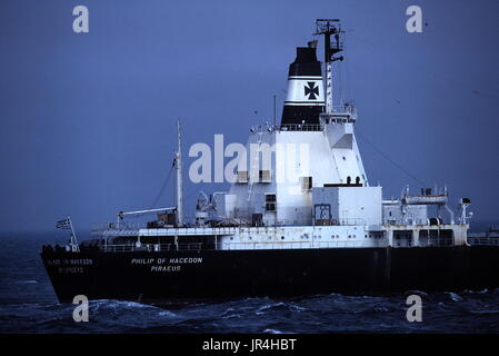 AJAXNETPHOTO. DEZEMBER 1981. ÄRMELKANAL. -GRIECHISCHER SUPERTANKER - PHILIPP VON MAKEDONIEN OSTEN GEBUNDEN IN DEN KANAL. HINWEIS SELTSAM GEFORMTE BRÜCKENAUFBAU.  FOTO: JONATHAN EASTLAND/AJAX REF: 876958 27 Stockfoto