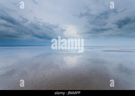 Ein Blick vom Berrow Strand zum Bristol Channel. Stockfoto