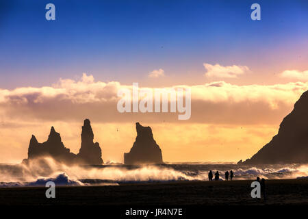 Farbenprächtigen Sonnenuntergang auf Basalt Felsen Formationen "Troll Zehen" am schwarzen Strand. Reynisdrangar, Vik, Island Stockfoto