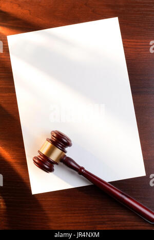 Richterhammer auf den Tisch und ein Blatt Papier für den Vertrag Stockfoto