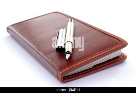 Scheckbuch und einem Füllfederhalter auf weißem Hintergrund Stockfoto