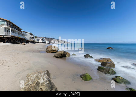 Häuser direkt am Meer mit Motion blur Wasserbewegung Carbon Beach in Malibu, Kalifornien. Stockfoto