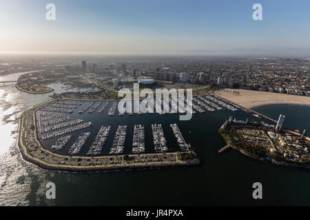 Luftbild der Innenstadt, Hafen und Küste in Long Beach, Kalifornien. Stockfoto