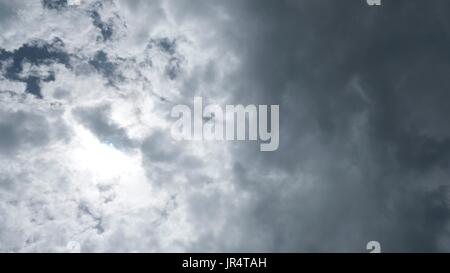 Sauger-Loch im Himmel mit tropischen Wetter dunkle stürmische Gewitterwolken abstrakten Hintergrund Süd-Ost-Asien Wetter Stockfoto