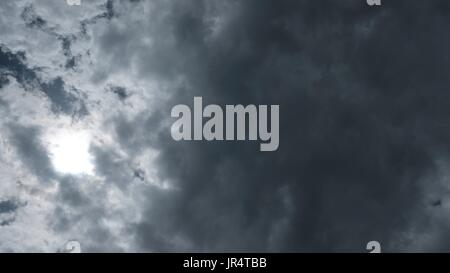 Sauger-Loch im Himmel mit tropischen Wetter dunkle stürmische Gewitterwolken abstrakten Hintergrund Süd-Ost-Asien Wetter Stockfoto