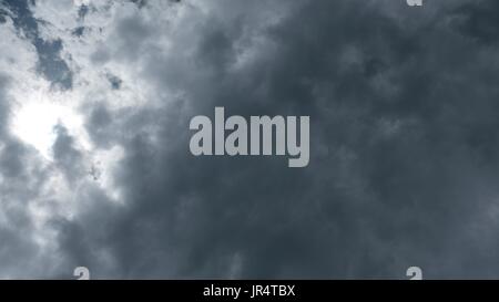 Sauger-Loch im Himmel mit tropischen Wetter dunkle stürmische Gewitterwolken abstrakten Hintergrund Süd-Ost-Asien Wetter Stockfoto