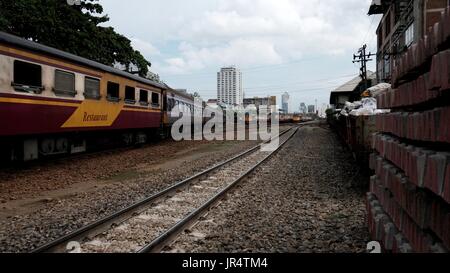 PKW-s-Bahnen in Gleise-Höfen am Hua Lamphong oder Bangkok Zug Bahnhof Bangkok Thailand Stockfoto