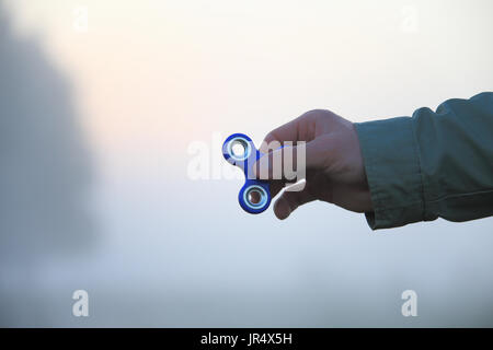 Zappeln Sie in Menschenhand auf natürlichen Hintergrund. Stockfoto