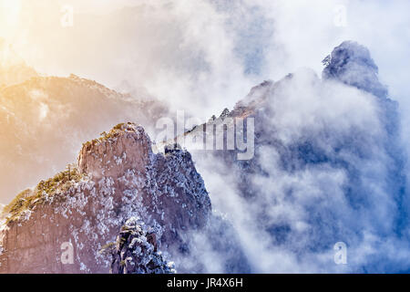 Sonnenaufgang über die bunten Gipfel des Huangshan-Nationalparks. China. Stockfoto