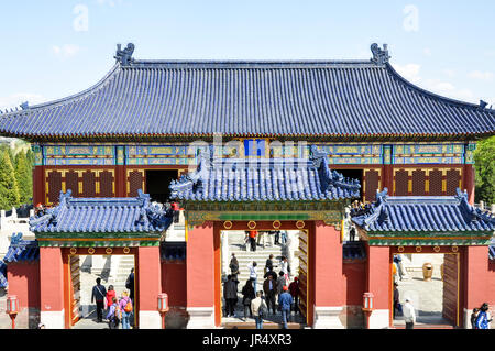 Touristen, die in den Hallen der Himmelstempel in Peking, China. Stockfoto