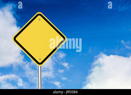 leere Warnschild am blauen Himmelshintergrund Stockfoto
