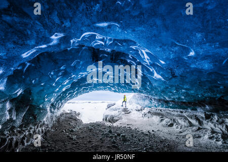 Mann in einem Eis Höhlenforscher unter dem Vatnajökull Gletscher Vatnajökull National Park, Island, Island. Stockfoto