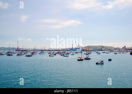 Segelboote im Hafen mit Falmouth Docks, Falmouth, Cornwall, UK Stockfoto