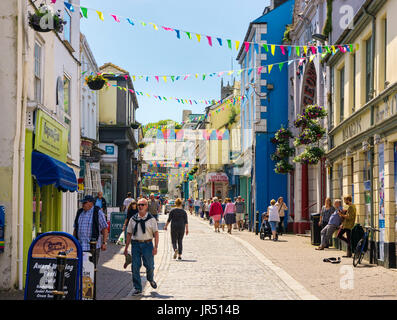 High Street uk-Stadtzentrum von Falmouth mit Menschen einkaufen im Sommer, Falmouth, Cornwall, Westcountry, Großbritannien Stockfoto