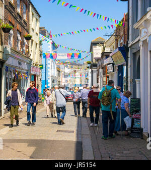 Falmouth, Cornwall, UK, Menschen einkaufen in das Stadtzentrum von Falmouth hohe Straße im Sommer Stockfoto