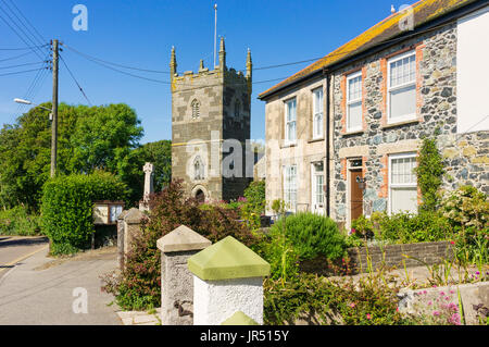 Reihe von Hütten und St Mellanus englischen Dorf Kirche in Mullion Dorf auf der Lizard Halbinsel, Cornwall, Großbritannien Stockfoto