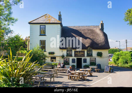 Old Village Pub UK, in Mullion, Cornwall, West Country, England, im Sommer mit englischem Pub-Biergarten Stockfoto