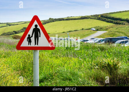 Warnschild für Fußgänger, die die Straße auf dem Land überqueren oder gehen. Informationen zur Verkehrssicherheit Red Triangle, England, UK Stockfoto