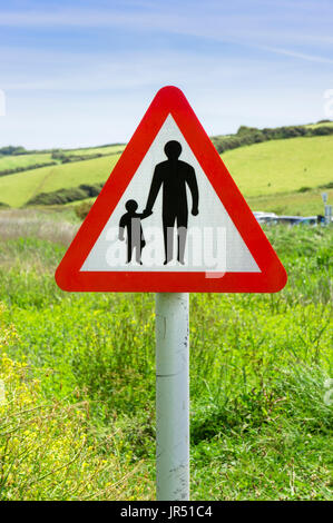 Verkehrssicherheitswarnschild für Fußgänger, die auf dem Land unterwegs sind oder auf der Straße laufen, England, Großbritannien Stockfoto