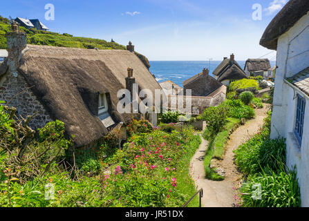 Strohhaus UK. Haus mit Strohdach in Cadgwith Cove, Lizard-Halbinsel, Cornwall, England. Stockfoto
