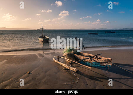 Antsiranana, Madagaskar, 13. Oktober 2016: Ein Fischer sein Fischernetz am Ramena Strand in der Nähe von Diego Suarez (Antsiranana) Reparatur Stockfoto