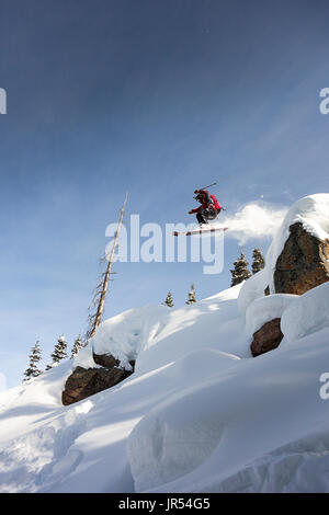 Sprung von großen Boulder in Colorado Backcountry Skifahrer Stockfoto