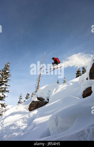 Sprung von großen Boulder in Colorado Backcountry Skifahrer Stockfoto