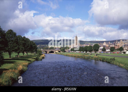 Ein schöner Sommer Blick über den Fluss Tweed in Richtung Peebles, Scottish Borders Stockfoto