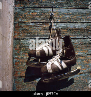 Vintage paar Herren Schlittschuhe an einer Holzwand hängen Stockfoto