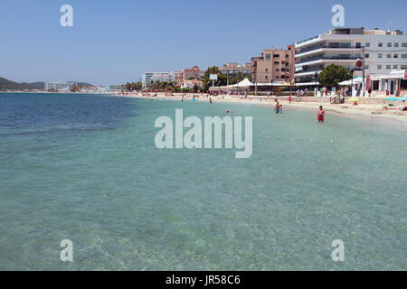 Beliebter Ferienort zum Mittelmeer. Playa Den Bossa, Ibiza, Spanien Stockfoto