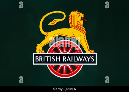 Ein British Railways-Logo auf einer Dampflok tender in Penrith Station in Cumbria, Nordengland.  Das Logo wurde zwischen 1950 und Anfang 1956 verwendet. Stockfoto