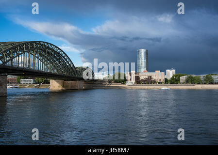 Hohenzollern Brücke mit dem Hotel Hyatt Regency und das Bürohochhaus Kölntriangle Köln, Nordrhein-Westfalen Stockfoto