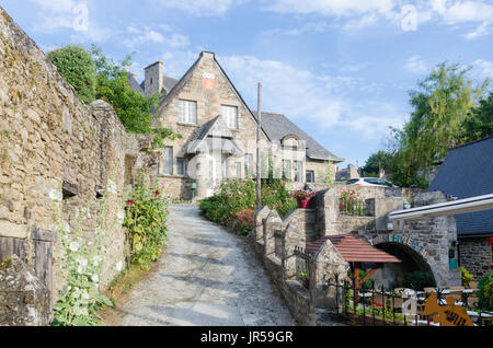 Straßen mit Kopfsteinpflaster in der Altstadt von Dinan in der Cotes d'Armor, Bretagne, Frankreich Stockfoto